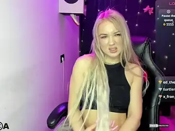 Nude Webcam with CrystalGirl99 - Stripchat