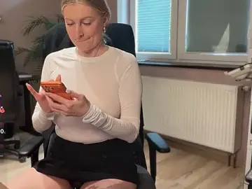 Watch Live Sex Cams with legsLONG - Stripchat