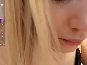 Live Sex Cam with HotCarolineXO - Stripchat