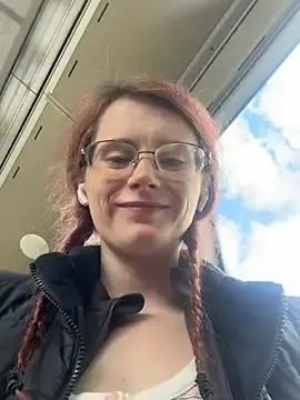 Live Porn with raen001 - Stripchat