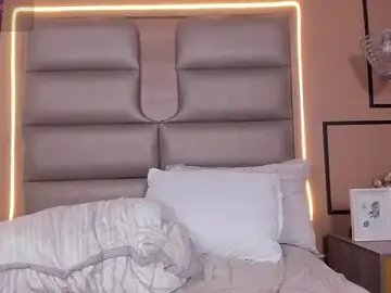 Live Sex Cam with CAYLINCOLLINS - Stripchat