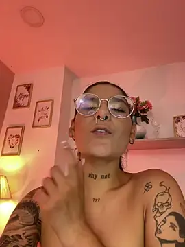 Sex Cam with LauraRaider - Stripchat