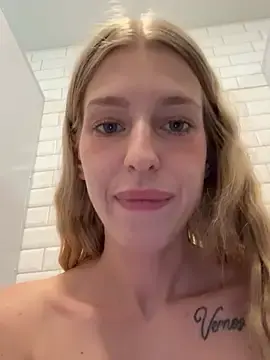 Sex Cam with kira_mia - Stripchat